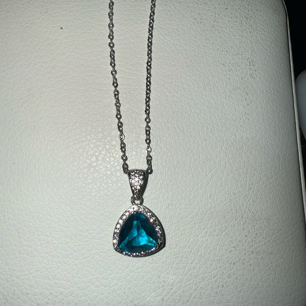 Chic Silver Necklace with Teal Pendant